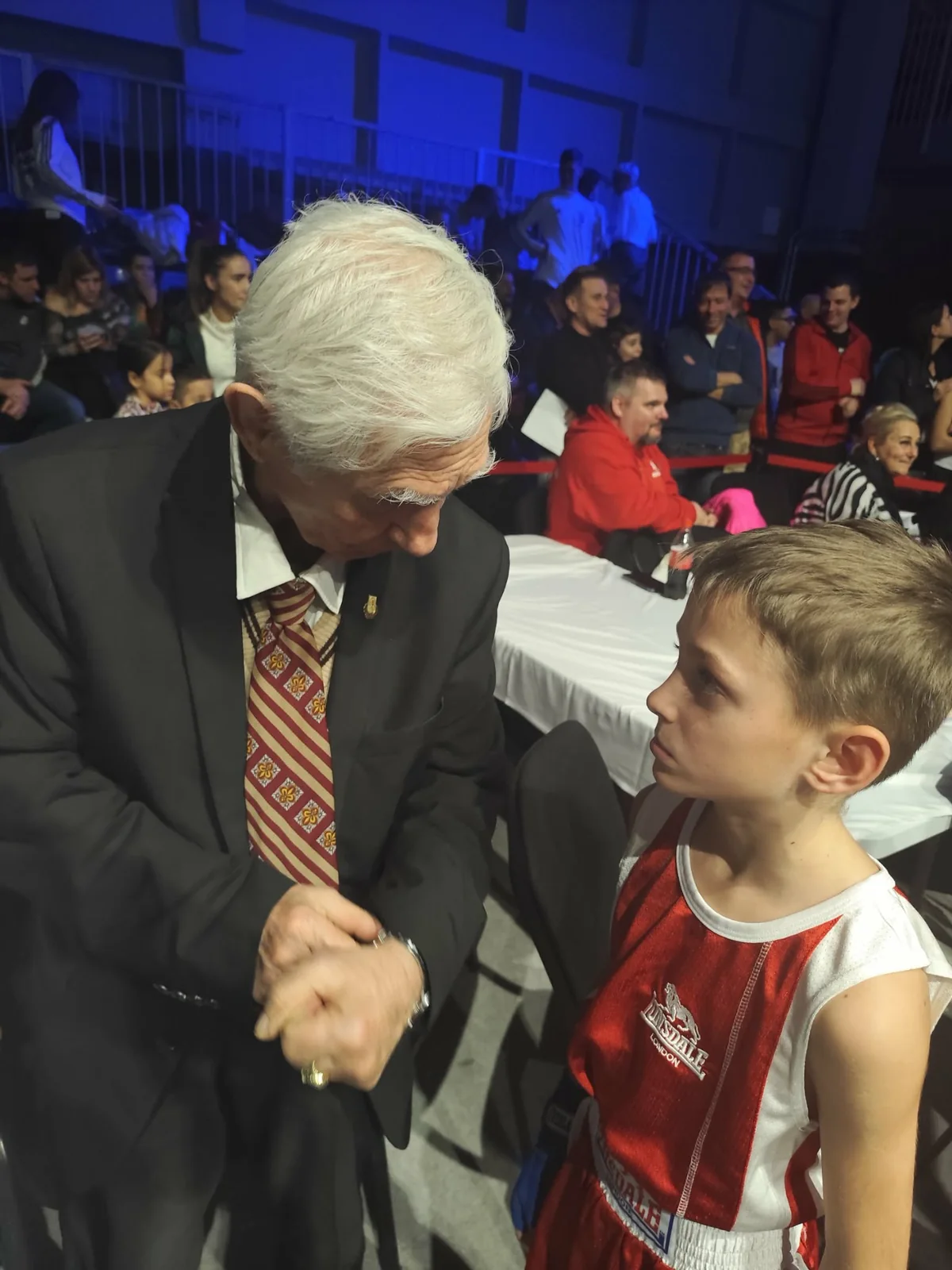 Edző és fiatal ökölvívó egy eseményen